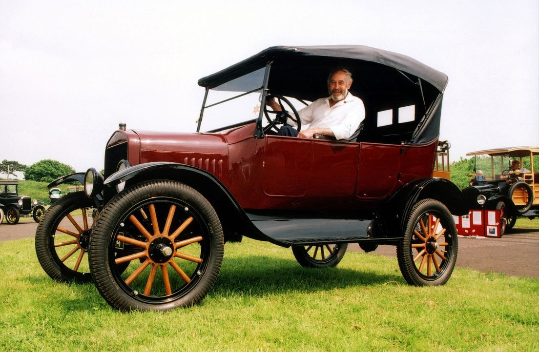 Фото первых машин. Ford model t 1908 и 1927. Форд модель т 1908. Ford t 1910. Генри Форд и Ford t 1908.