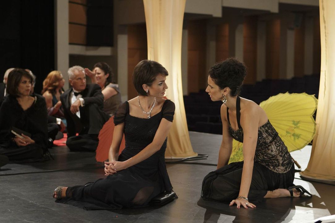 Im Opernhaus erleben Ilsa (Indira Varma, r.) und Connie (Olga Sosnovska, l.) ein Drama hautnah ... - Bildquelle: 2011  Warner Bros.