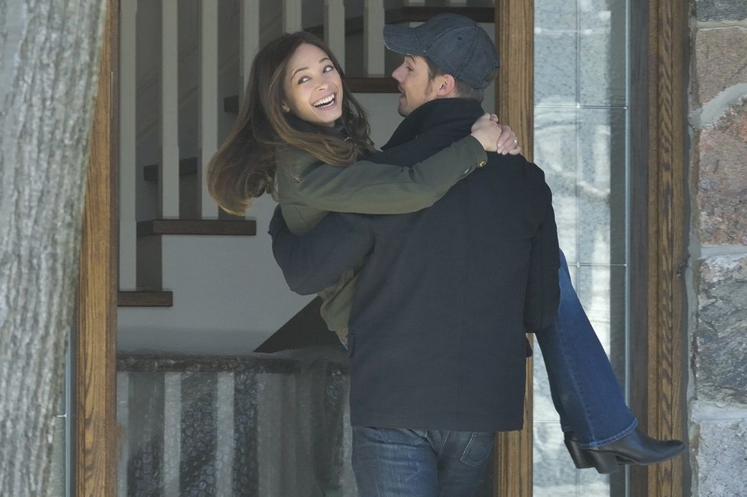 Vincent (Jay Ryan, r.) und Cat (Kristin Kreuk, l.) nehmen ein Angebot von Agent Knox an, um ein normales Leben führen zu können. Doch das scheint le... - Bildquelle: 2013 The CW Network, LLC. All rights reserved.