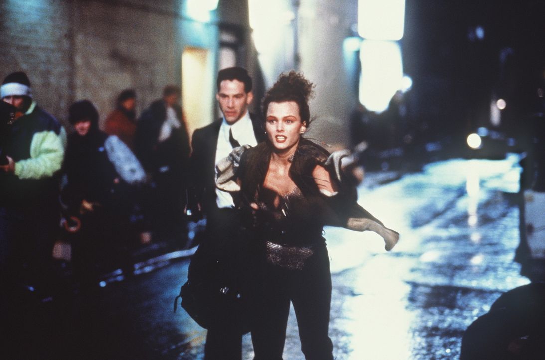 Auf der Flucht: die Datenkuriere Johnny (Keanu Reeves, l.) und Jane (Dina Meyer, r.) ... - Bildquelle: 20th Century Fox