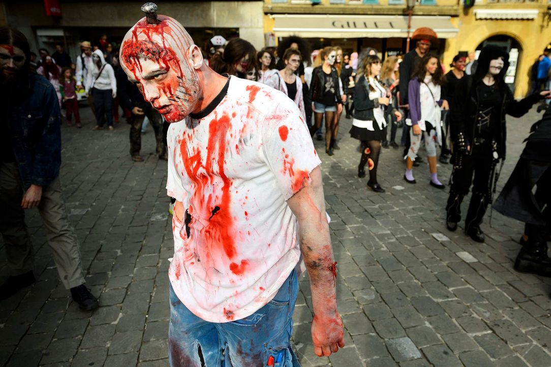 Halloween-Zombie-Walk-13-11-02-dpa - Bildquelle: dpa