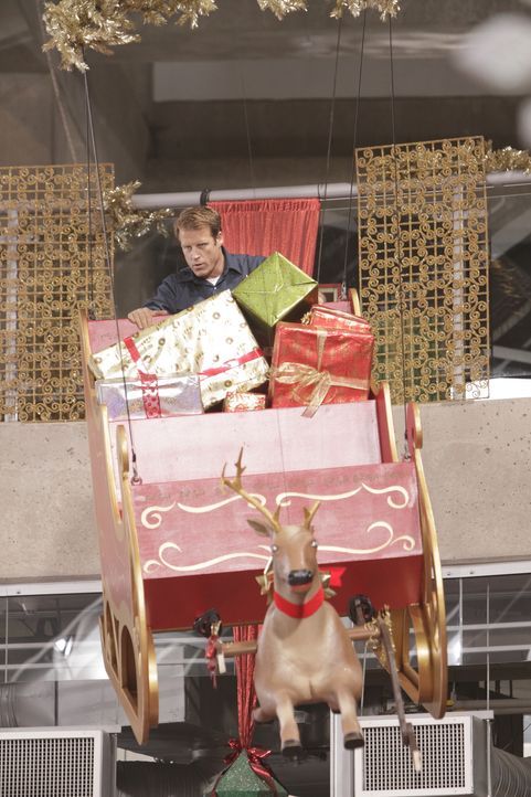 Im Weihnachtsschlitten stürzt sich Chance (Mark Valley) auf die Kidnapper ... - Bildquelle: 2011  Warner Bros.