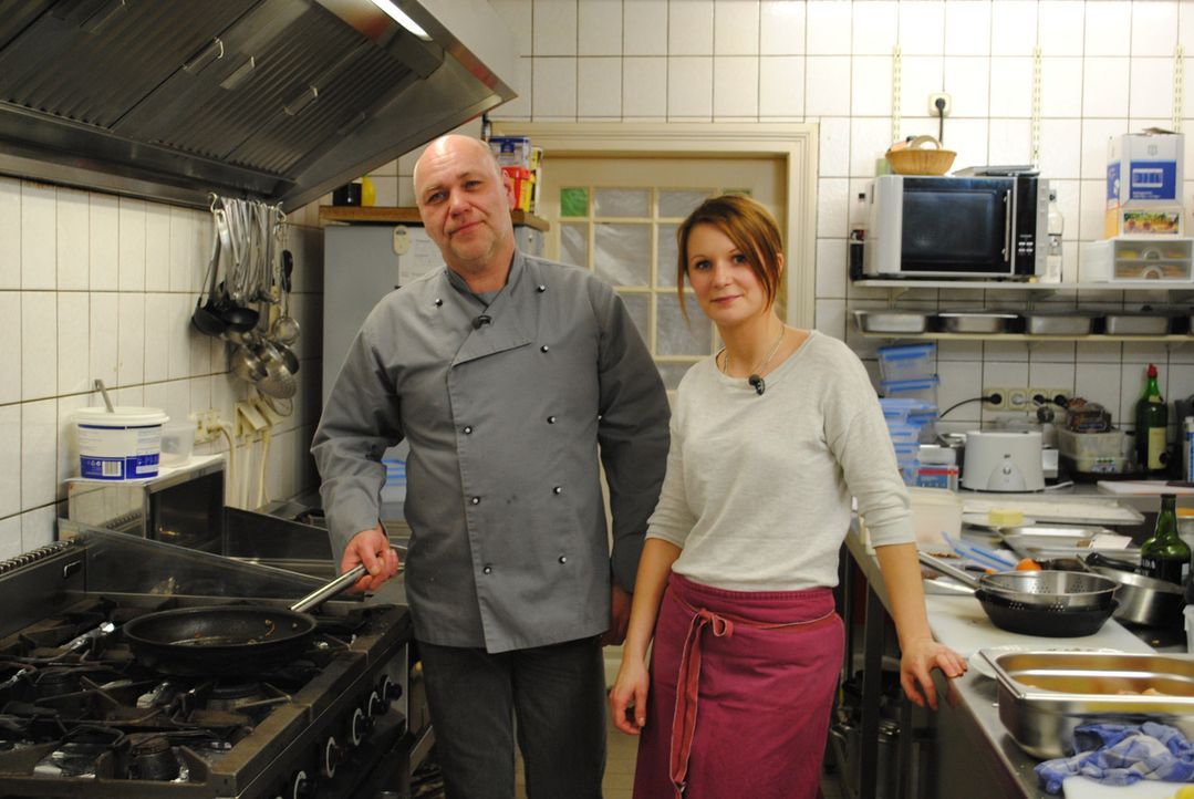 Küchenhilfe Klaudia (r.) und ihr Chef Oliver (l.) hoffen, dass Frank Rosin ihnen Tipps geben kann, wie sie das "Landhaus Eyendorf" vor dem finanziel... - Bildquelle: kabel eins