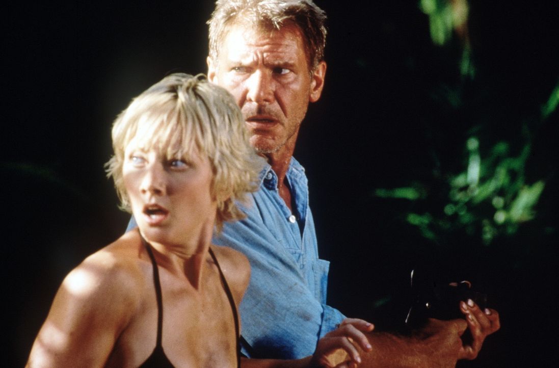 Im Kampf ums Überleben: Robin Monroe (Anne Heche, l.) und Quinn Harris (Harrison Ford, r.) ... - Bildquelle: Touchstone Pictures
