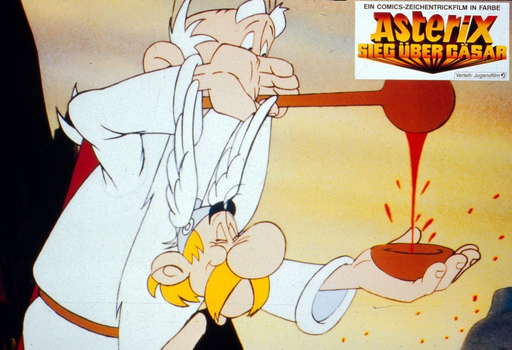 Miraculix (l.) schenkt Asterix (r.) eine Kelle Zaubertrank ein, um ihn für den Kampf gegen die Römer zu stärken ... - Bildquelle: Jugendfilm-Verleih GmbH