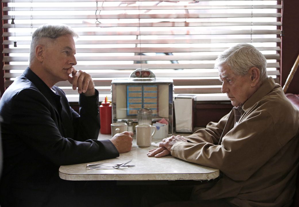 Während der Ermittlungen in einem neuen Fall wird Gibbs (Mark Harmon, l.) von seinem Vater (Ralph Waite, r.) bedrängt, ihn zu einem alten Freund aus... - Bildquelle: CBS Television