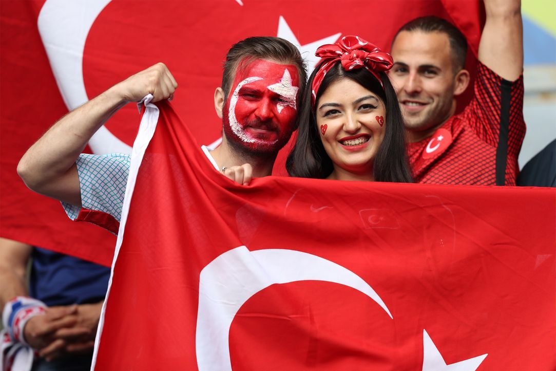Turky_fan_cute - Bildquelle: Seskim/WENN.com