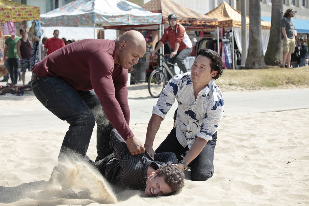 Haben sie den Täter oder einen Unschuldigen gefasst? Sam (LL Cool J, l.) und Chin (Daniel Dae Kim, r.) - Bildquelle: CBS Studios Inc. All Rights Reserved.