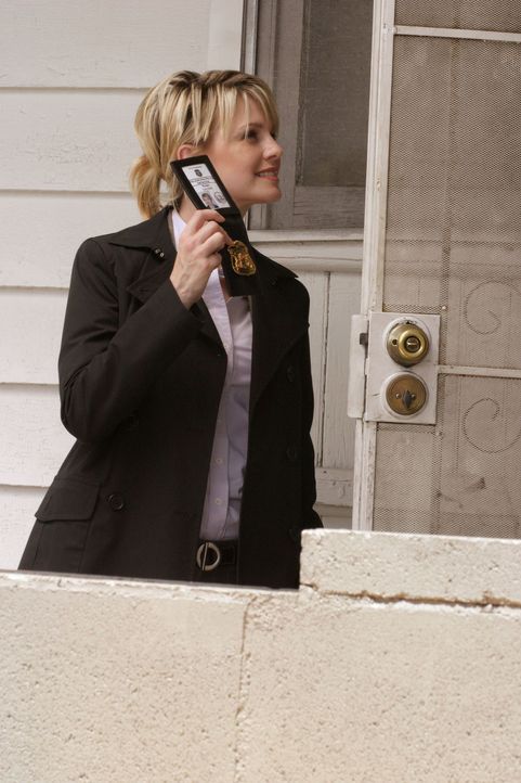 Laut einem anonymen Anrufer soll unter diesem Haus eine Leiche vergraben sein. Det. Lilly Rush (Kathryn Morris) geht der Sache auf den Grund ... - Bildquelle: Warner Bros. Television