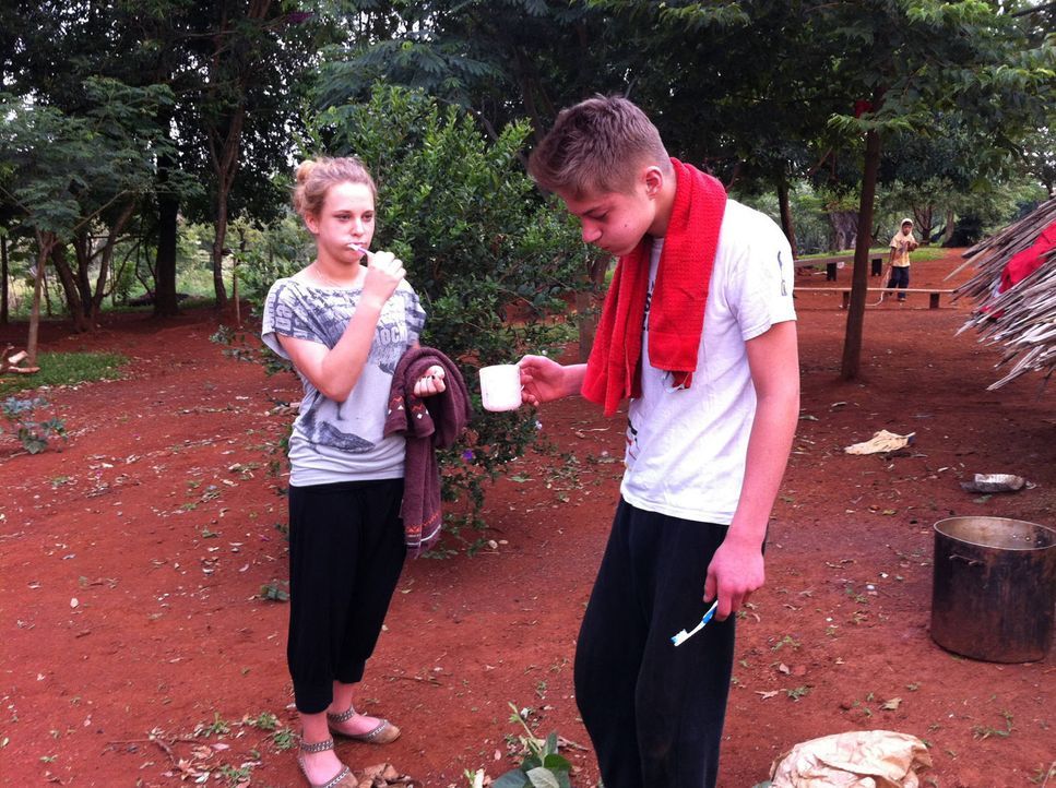 Die 16-jährige Sina (l.) und der 15-jährige Pascale (r.) werden von ihren Eltern in ein kleines Dorf im tiefsten Regenwald geschickt. Fließendes Was... - Bildquelle: kabel eins
