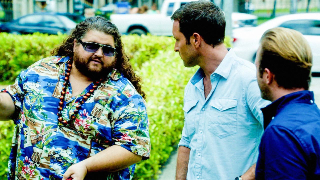 Jerry Ortega (Jorge Garcia, l.) steht Steve (Alex O'Loughlin, M.), Danny (Scott Caan, r.) und dem restlichen Team bei der Aufklärung eines neuen Fal... - Bildquelle: 2013 CBS BROADCASTING INC. All Rights Reserved.