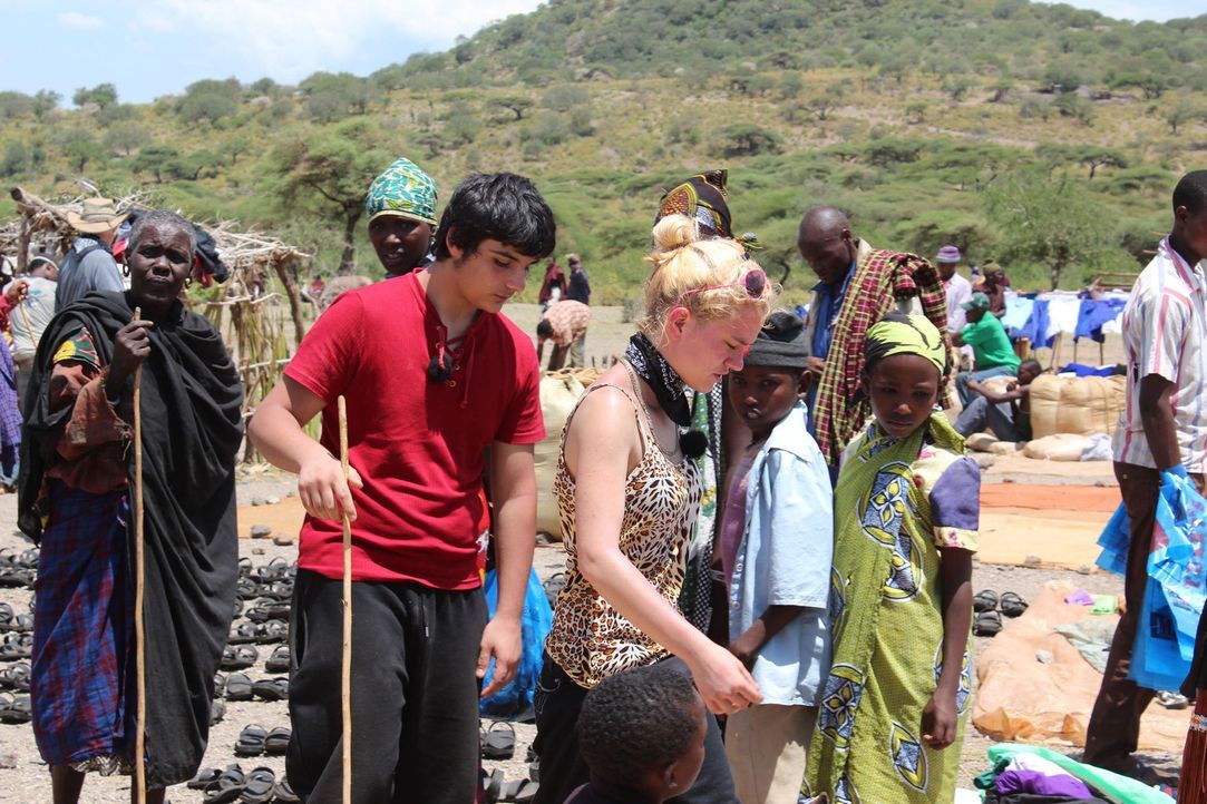 In einem kleinen Dorf am Rande der Serengeti müssen die beiden Teenager Timucin (vorne l.) und Monique (M.) hart mitanpacken ... - Bildquelle: kabel eins