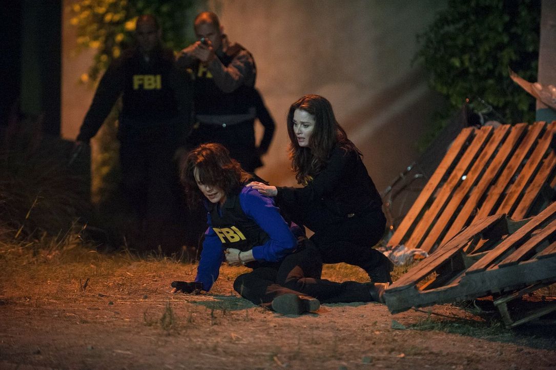 Riskieren im Einsatz für das FBI ihr Leben: Fischer (Emily Swallow, l.) und Lisbon (Robin Tunney, r.) ... - Bildquelle: Warner Bros. Television