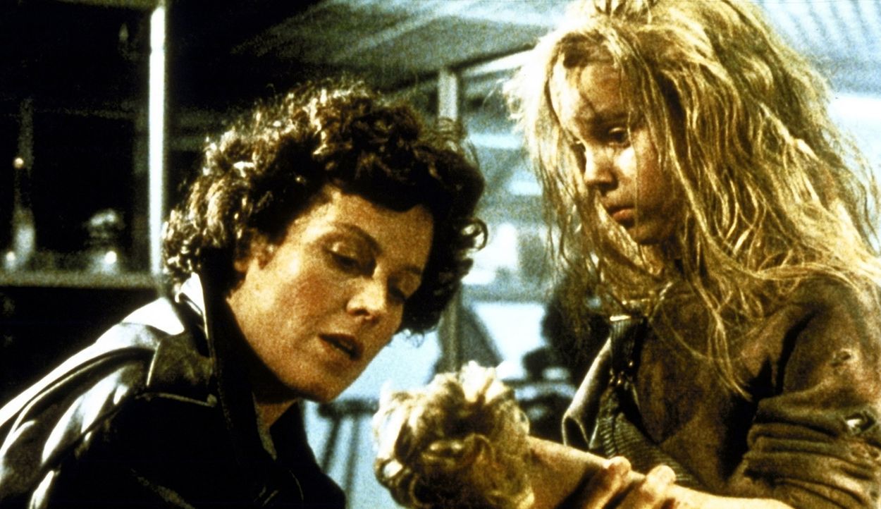 Ripley (Sigourney Weaver, l.) ist fest entschlossen, Newt (Carrie Henn, r.) vor den Aliens zu beschützen... - Bildquelle: 20th Century Fox of Germany