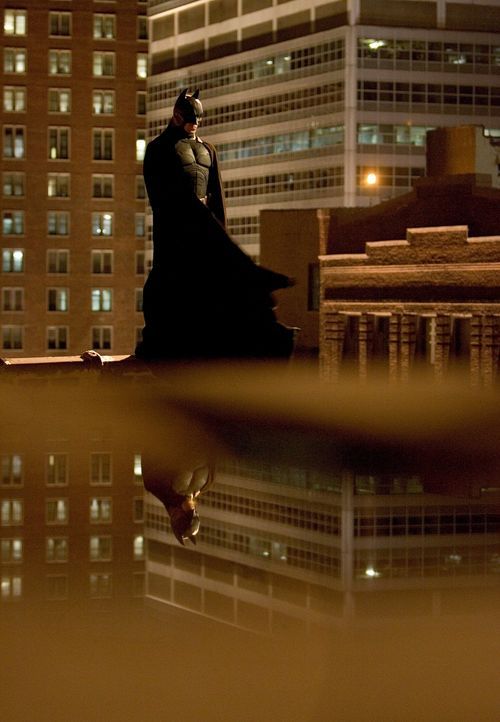 Erst als Batman (Christian Bale), als Jäger aller Schurken, findet Millionärssohn Bruce seinen Platz im Leben ... - Bildquelle: © 2005 Warner Brothers