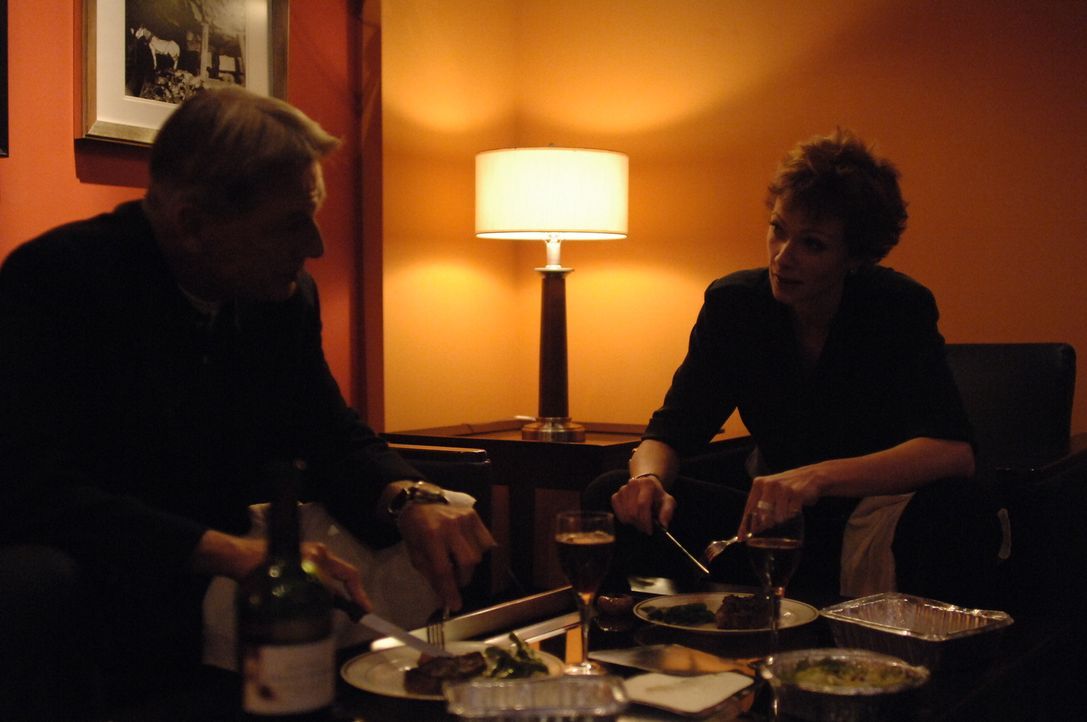 Verbringen einen Abend miteinander: Gibbs (Mark Harmon, l.) und Jenny Shepard (Lauren Holly, r.) ... - Bildquelle: CBS Television