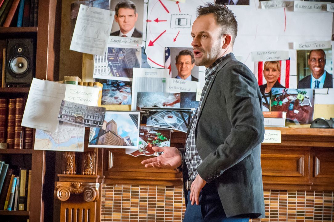 Sherlock Holmes (Jonny Lee Miller) hat wie immer kluge Ansichten zum aktuellen Fall, doch ihn nervt die Mitwirkung seines früheren Kollegen Lestrade... - Bildquelle: CBS Television