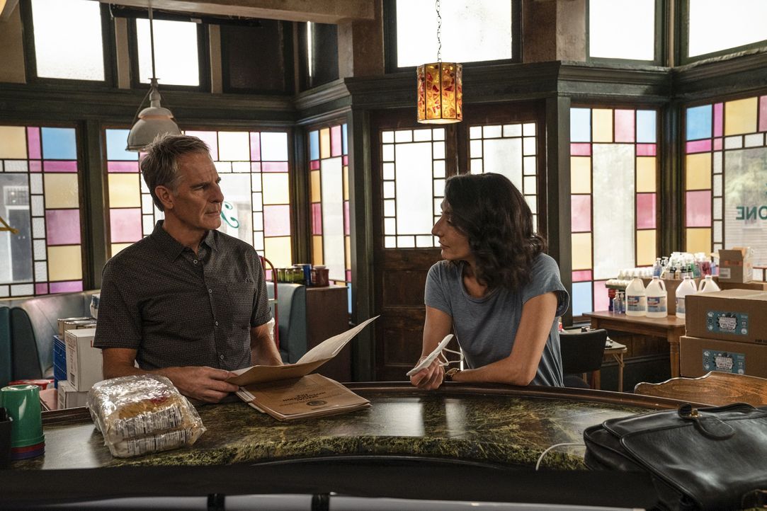Dwayne Pride (Scott Bakula, l.); Hannah Khoury (Necar Zadegan, r.) - Bildquelle: Sam Lothridge 2020 CBS Broadcasting, Inc. All Rights Reserved / Sam Lothridge