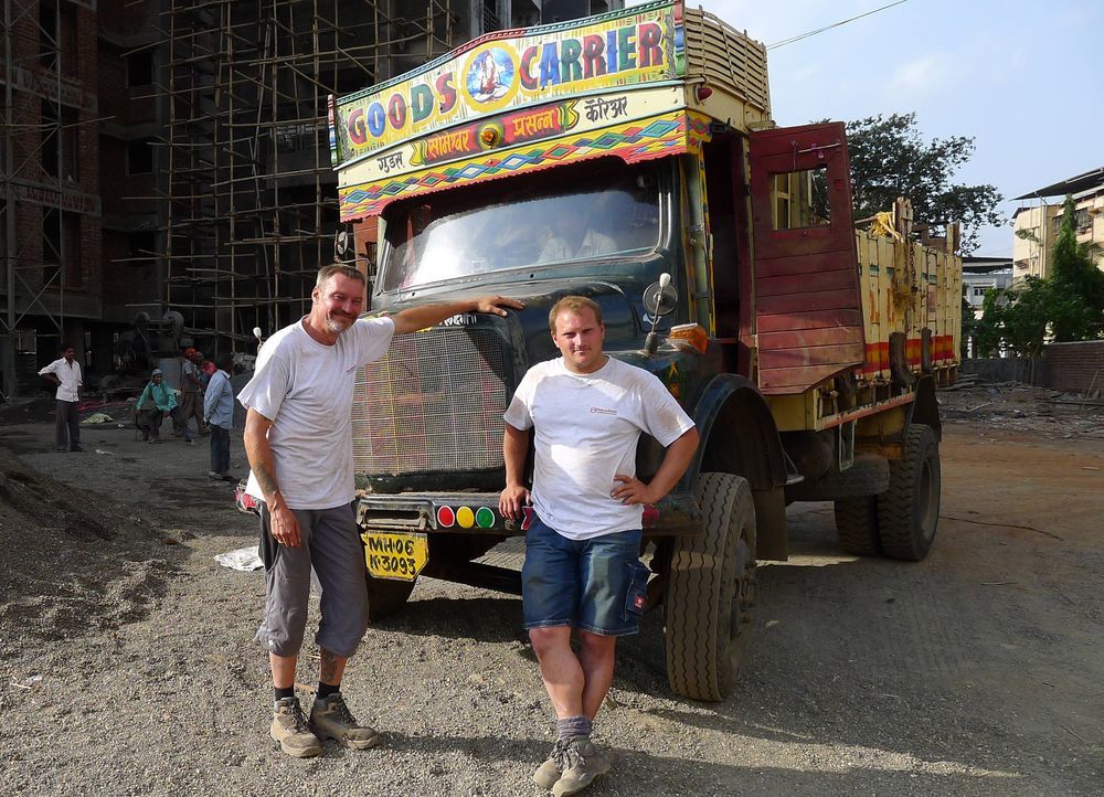 Nichts ahnend landen die Bauarbeiter Georg und Stefan aus dem beschaulichen Karlstadt in Unterfranken auf einer indischen Großbaustelle. Im Austaus... - Bildquelle: kabel eins
