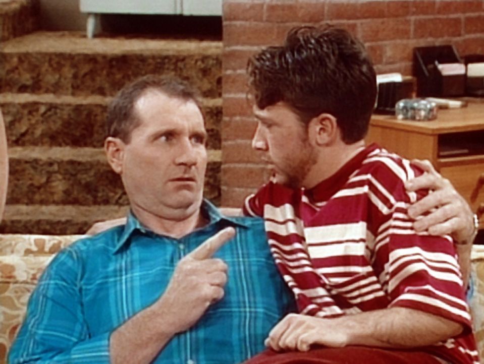 Bud (David Faustino, r.) bittet Al (Ed O'Neill, l.) um einen väterlichen Rat: Er fürchtet, von seinem Cousin umgebracht zu werden. - Bildquelle: Columbia Pictures