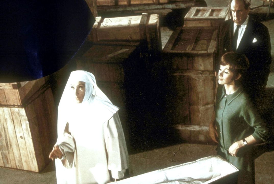 Schwester Oberin (Brigitte Horney, l.), Hamlyn (Robert Morley, hinten r.) und Trudy (Susan Hampshire, vorne r.) um den Sarg von Clossen ... - Bildquelle: Constantin Film