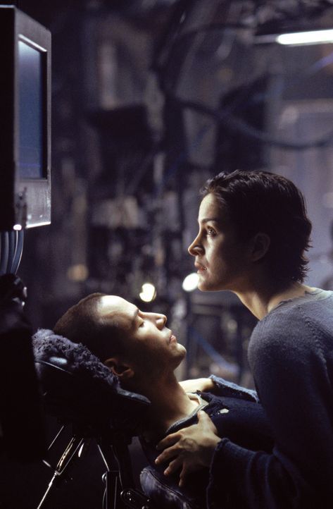 Trinity (Carrie-Anne Moss, r.) fleht Neo (Keanu Reeves, l.) an, zu fliehen. Doch er kann sie nicht hören, er ist in der Matrix ... - Bildquelle: Warner Bros. Pictures