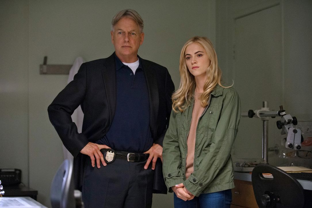 Gibbs (Mark Harmon, l.) und Bishop (Emily Wickersham, r.) setzen die Jagd auf den Privileged Killer fort ... - Bildquelle: CBS Television