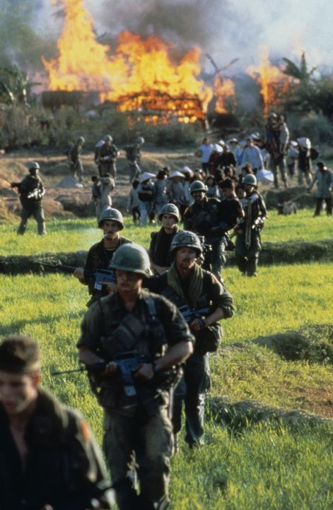 Als die Stellung der amerikanischen Soldaten von einer Übermacht des Vietcong umzingelt wird, beginnt ein furchtbarer Kampf Mann gegen Mann ... - Bildquelle: Orion Pictures Corporation