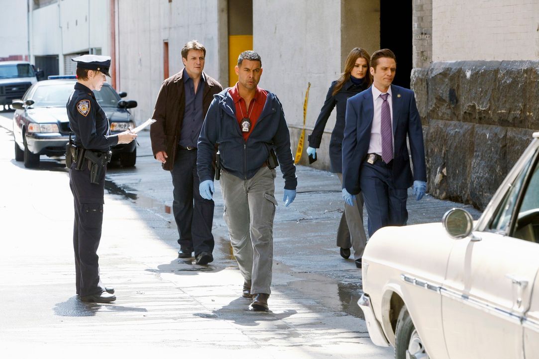 Ein Lateinamerikaner wird erschossen aufgefunden. Kevin Ryan (Seamus Dever, r.) und Javier Esposito (Jon Huertas, M.) bringen Castle (Nathan Fillion... - Bildquelle: 2012 American Broadcasting Companies, Inc. All rights reserved.
