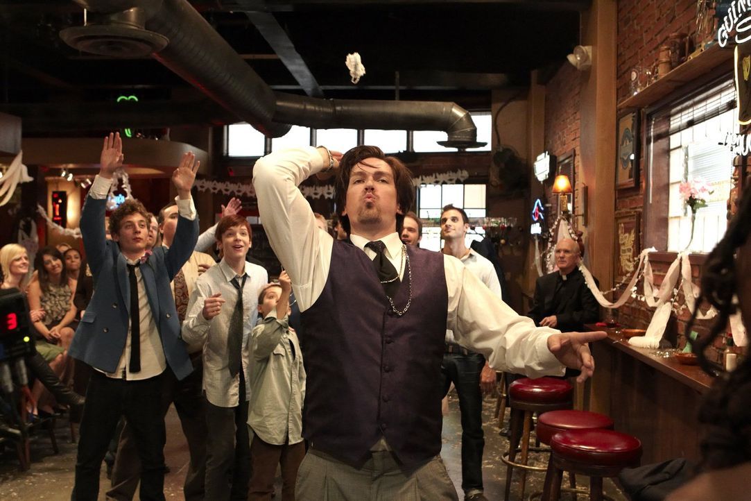 Obwohl Veronica und er die Hochzeit nur vortäuschen, lässt es sich Kevin (Steve Howey) mordsmäßig gut gehen ... - Bildquelle: 2010 Warner Brothers