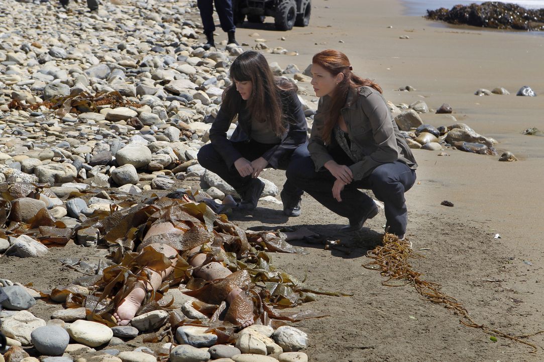 Patrick, Grace (Amanda Righetti, r.) und Teresa (Robin Tunney, l.) müssen den Tod einer jungen Frau aufklären, deren Leiche an den Strand einer Inse... - Bildquelle: Warner Brothers Entertainment Inc.