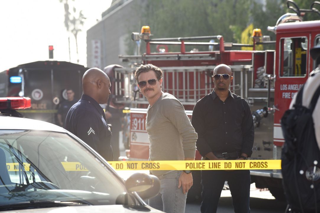 Als der Anwärter auf den Bürgermeisterposten, Anwalt Gene Nakahara, durch eine Autobombe ums Leben kommt, vermuten Riggs (Clayne Crawford, M.) und M... - Bildquelle: Warner Brothers