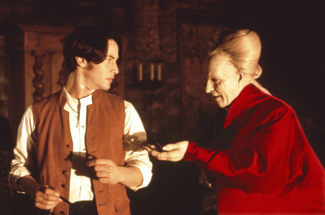 Bei einem Besuch seines Maklers Jonathan Harker (Keanu Reeves, l.) entdeckt Dracula (Gary Oldman, r.) ein Bild von dessen Verlobter Mina ... - Bildquelle: Columbia Pictures