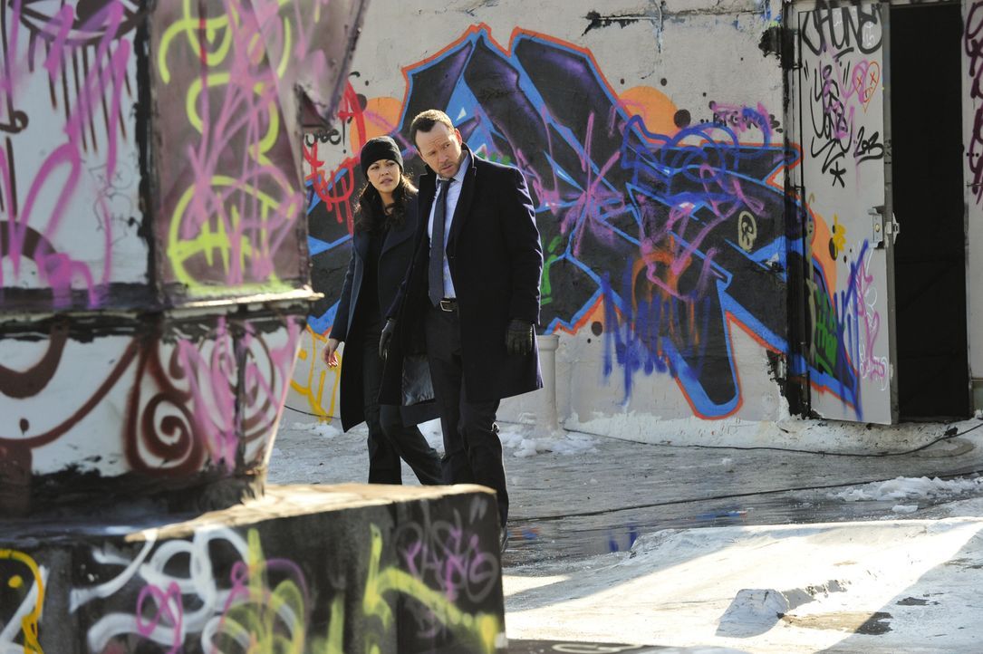 Danny (Donnie Wahlberg, r.) und Baez (Marisa Ramirez, l.) suchen einen Marine-Veteranen, der seinen Sohn entführt hat. Können sie den psychisch labi... - Bildquelle: 2013 CBS Broadcasting Inc. All Rights Reserved.