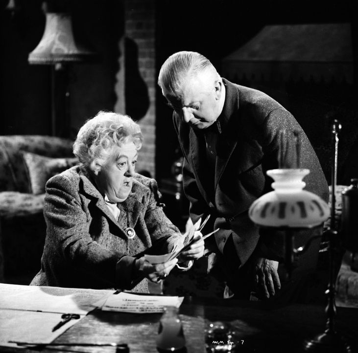 Zusammen versuchen sie einen Mörder zu fassen: Mister Stringer (Stringer Davis, r.) und Miss Marple (Margaret Rutherford, l.) ... - Bildquelle: Warner Brothers