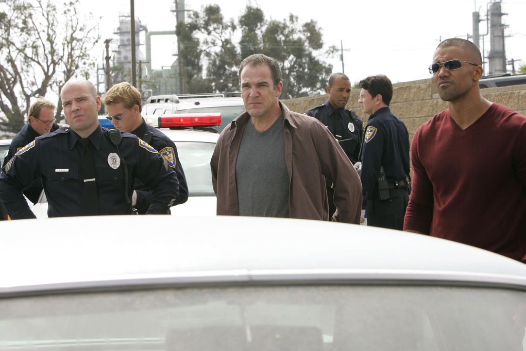 In der Kleinstadt North Mammon verschwinden drei Mädchen. Da alle kurz vor dem Endspiel im Footballfieber sind, werden Gideon (Mandy Patinkin, M.) u... - Bildquelle: Cliff Lipson © 2006 Touchstone Television. All rights reserved. NO ARCHIVE. NO RESALE. / Cliff Lipson