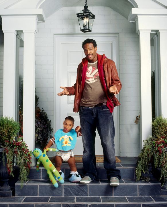 Wie eine glückliche Familie: Darryl (Shawn Wayans, r.) ahnt nicht, dass Calvin (Marlon Wayans, l.) nicht wirklich ein Kind ist ... - Bildquelle: Sony Pictures Television International. All Rights Reserved.