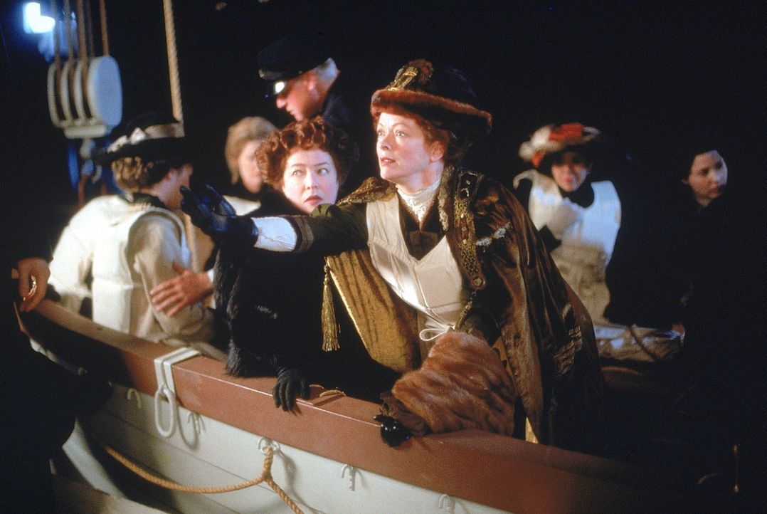 Während des Sinkens der Titanic versucht Ruth DeWitt Bukater (Frances Fisher, l.) ihre Tochter Rose dazu zu bewegen, ebenfalls in das Rettungsboot... - Bildquelle: 20th Century Fox
