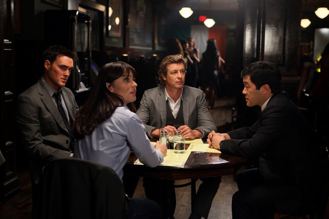 Ein neuer Fall wartet auf Wayne (Owain Yeoman, l.), Teresa (Robin Tunney, 2.v.l.), Patrick (Simon Baker, 2.v.r.) und Kimball (Tim Kang, r.) ... - Bildquelle: Warner Brothers