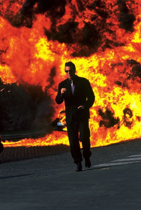 Wo immer der eiskalte Top-Terrorist Stavros (Mickey Rourke) auftaucht, hinterlässt er ein Inferno ... - Bildquelle: Columbia TriStar