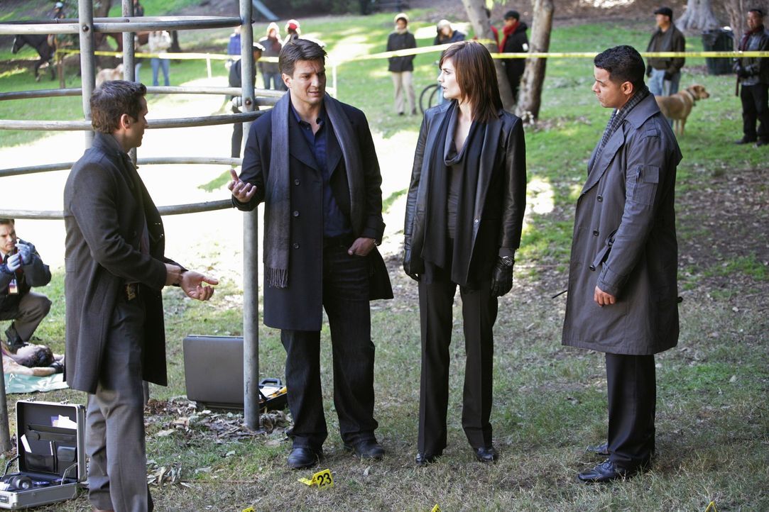 Auf einem Spielplatz wird die Leiche einer jungen Frau gefunden. Kevin Ryan (Seamus Dever, l.), Richard Castle (Nathan Fillion, 2.v.l.), Kate Becket... - Bildquelle: ABC Studios