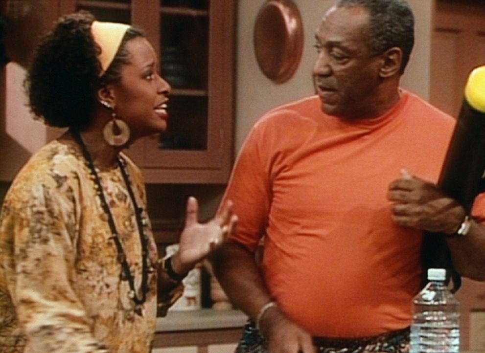 Vanessa (Tempsett Bledsoe, l.) gesteht Cliff (Bill Cosby, r.), dass sie bereits seit einiger Zeit verlobt ist. - Bildquelle: Viacom