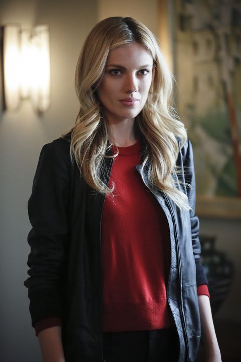 Ein Wettlauf mit der Zeit beginnt, als Anna Kolcheck (Bar Paly) vom russischen Gangster Karposev entführt wurde ... - Bildquelle: CBS Studios Inc. All Rights Reserved.
