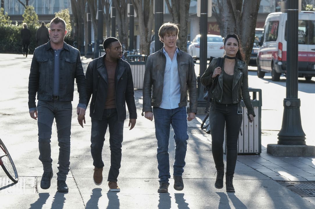 Als Jack (George Eads), Bozer (Justin Hires), MacGyver (Lucas Till) und  Riley (Tristin Mays, v.l.n.r.) bei einer Mission in Amsterdam für einen Ter... - Bildquelle: Guy D'Alema 2017 CBS Broadcasting, Inc. All Rights Reserved / Guy D'Alema