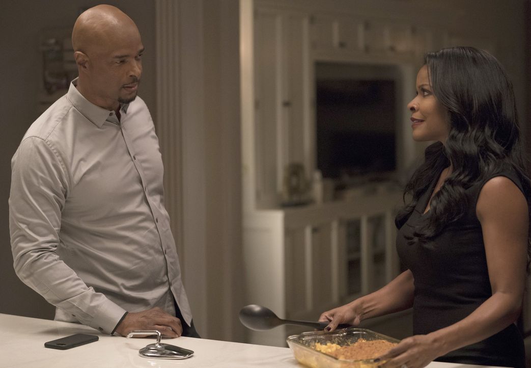 Nach Riggs (Clayne Crawford, l.) gefährlichem Einsatz ist seine Frau Trish (Keesha Sharp, r.) alles andere als begeistert von seiner rücksichtslosen... - Bildquelle: Warner Brothers