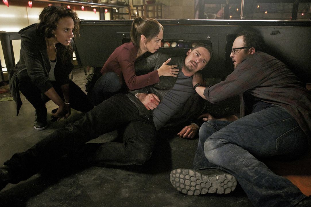 Nachdem ein Jäger versucht hat, Vincent (Jay Ryan) zu töten, geraten er, Tess (Nina Lisandrello, l.), Cat (Kristin Kreuk, 2.v.l.) und J.T. (Austin B... - Bildquelle: Sven Frenzel 2016 The CW Network. All Rights Reserved.
