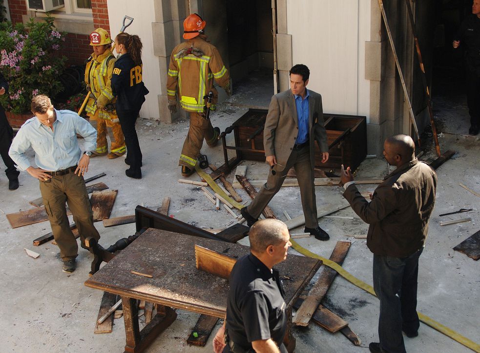 Nachdem ein Gebäude explodiert ist und der Anführer der Patmos-Gemeinde dabei ums Leben gekommen ist, beginnen Don (Rob Morrow, 2.v.r.) Coby (Dyla... - Bildquelle: Paramount Network Television
