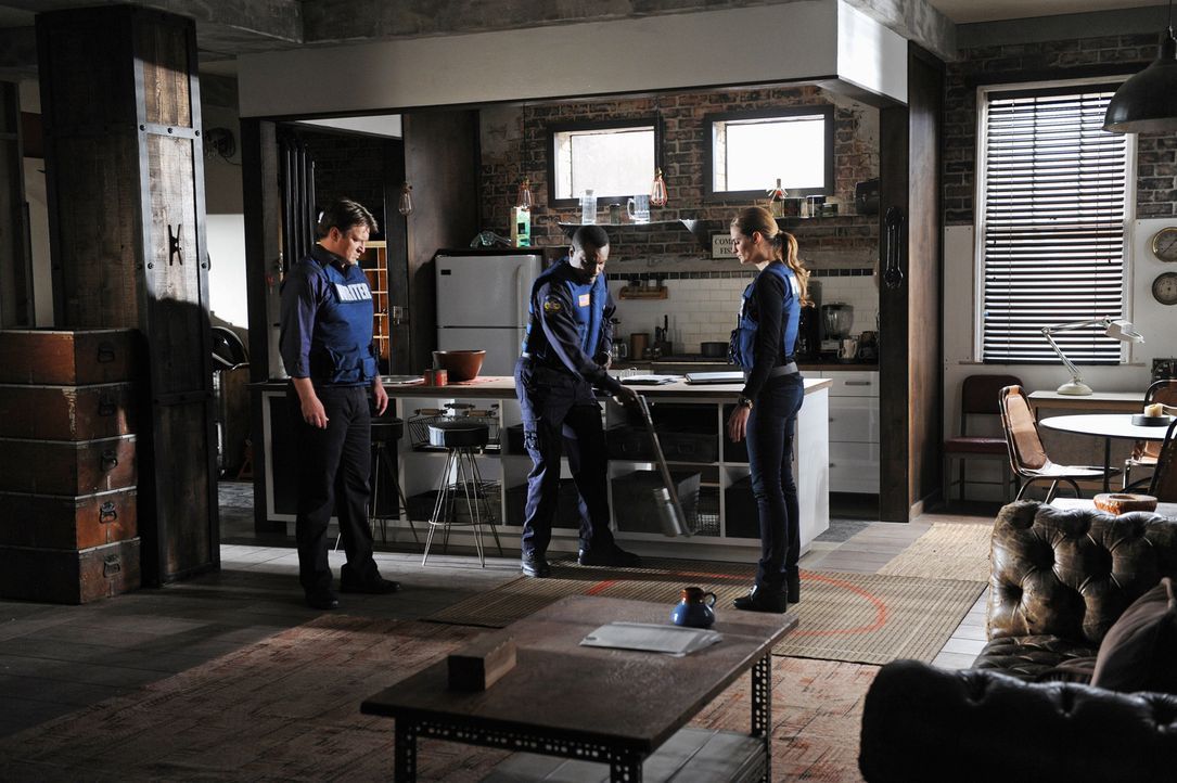 Als Beckett (Stana Katic, r.)  und Castle (Nathan Fillion, l.) einen Bombenleger festnehmen wollen, gerät die Beamtin in Lebensgefahr: In der Wohnun... - Bildquelle: ABC Studios