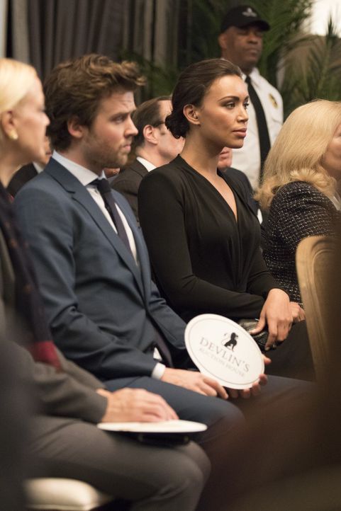 (v.l.n.r.) Cameron Black (Jack Cutmore-Scott); FBI-Agentin Kay Daniels (Ilfenesh Hadera) - Bildquelle: Warner Bros.