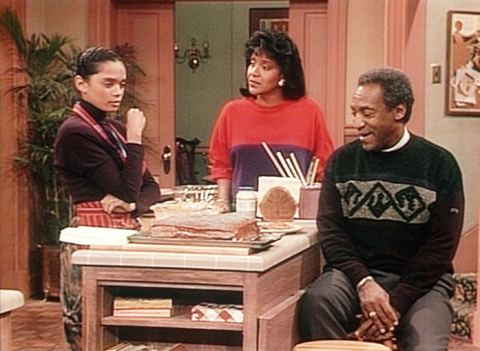 Clair (Phylicia Rashad, M.) und Cliff (Bill Cosby, r.) bezweifeln, dass Olivias Geburtstagsgästen der Vollwertkuchen von Denise (Lisa Bonet, l.) sc... - Bildquelle: Viacom
